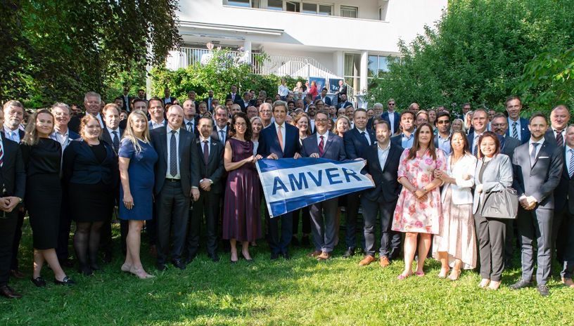 John Kerry holder AMVER-flagget sammen med representanter fra den amerikanske ambassaden, norske rederier og den amerikanske kystvakten