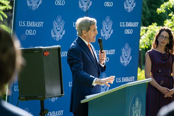 John Kerry taler til forsamlingen hos den amerikanske ambassaden 
