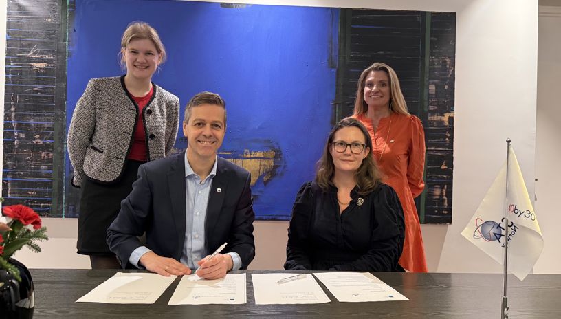 Avtalen ble signert av adm. direktør Knut Arild Hareide i orges Rederiforbund og styremedlem Samantha M. Digre i WISTA Norway. I bakgrunnen: Gabrielle Legrand Gjerdset, direktør for politikk og kommunikasjon i Rederiforbunet og Agnes Mathiesen fra WISTA. 