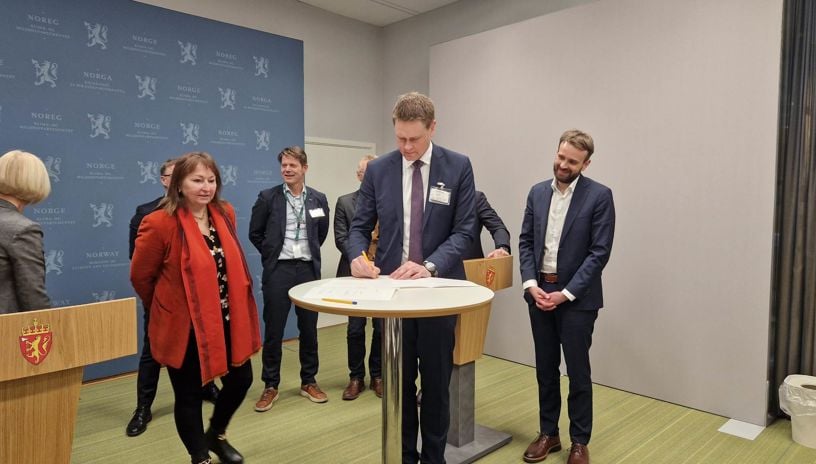 Harald Solberg signerer intensjonsavtale om klimapartnerskap sammen med blant andre næringsminister Jan Chr. Vestre