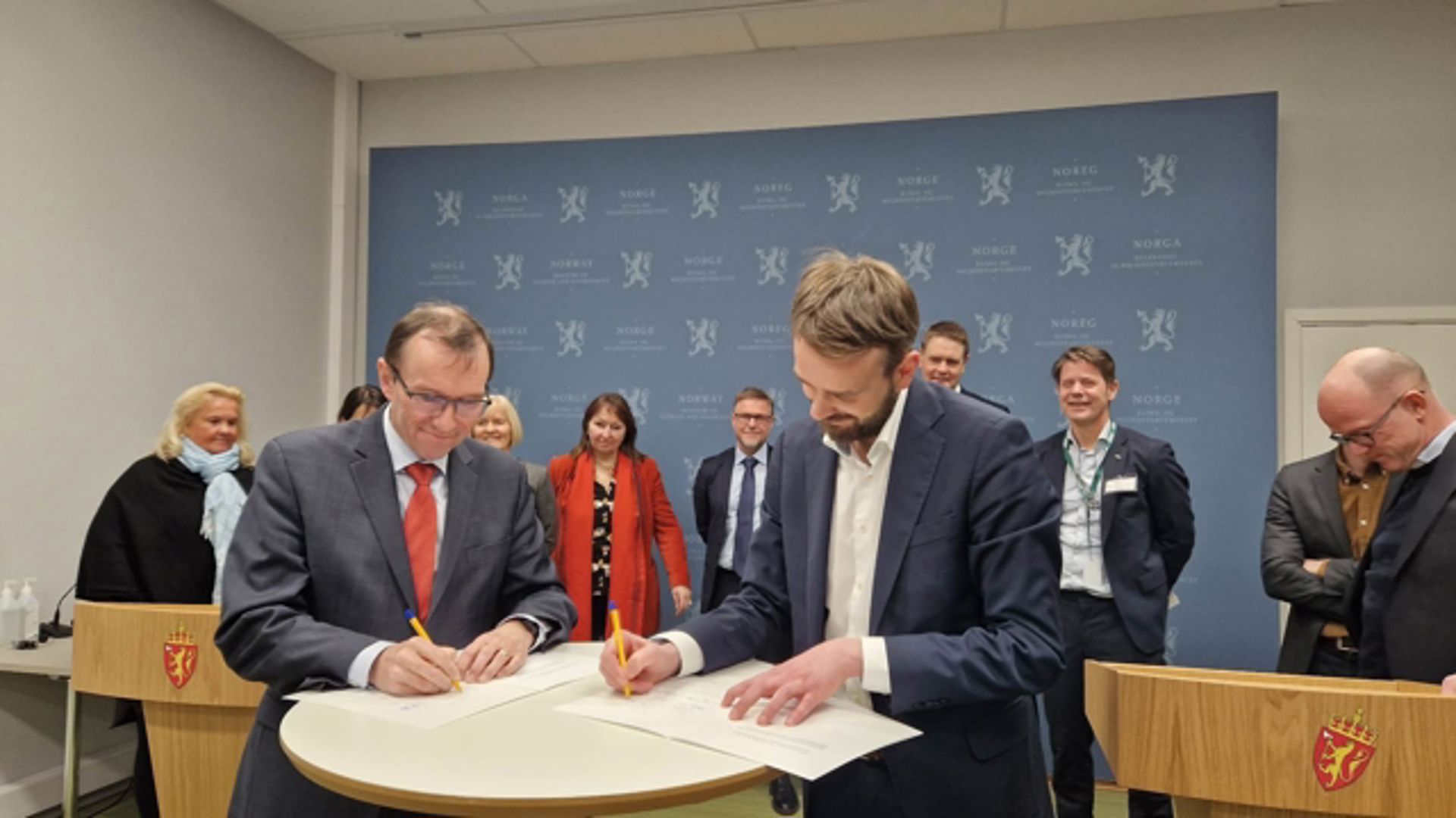 Daværende klima- og miljøminister Espen Barth Eide og næringsminister Jan Chr. Vestre signerer intensjonsavtale om klimapartnerskap med maritim næring