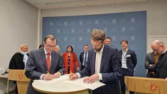 Daværende klima- og miljøminister Espen Barth Eide og næringsminister Jan Chr. Vestre signerer intensjonsavtale om klimapartnerskap med maritim næring