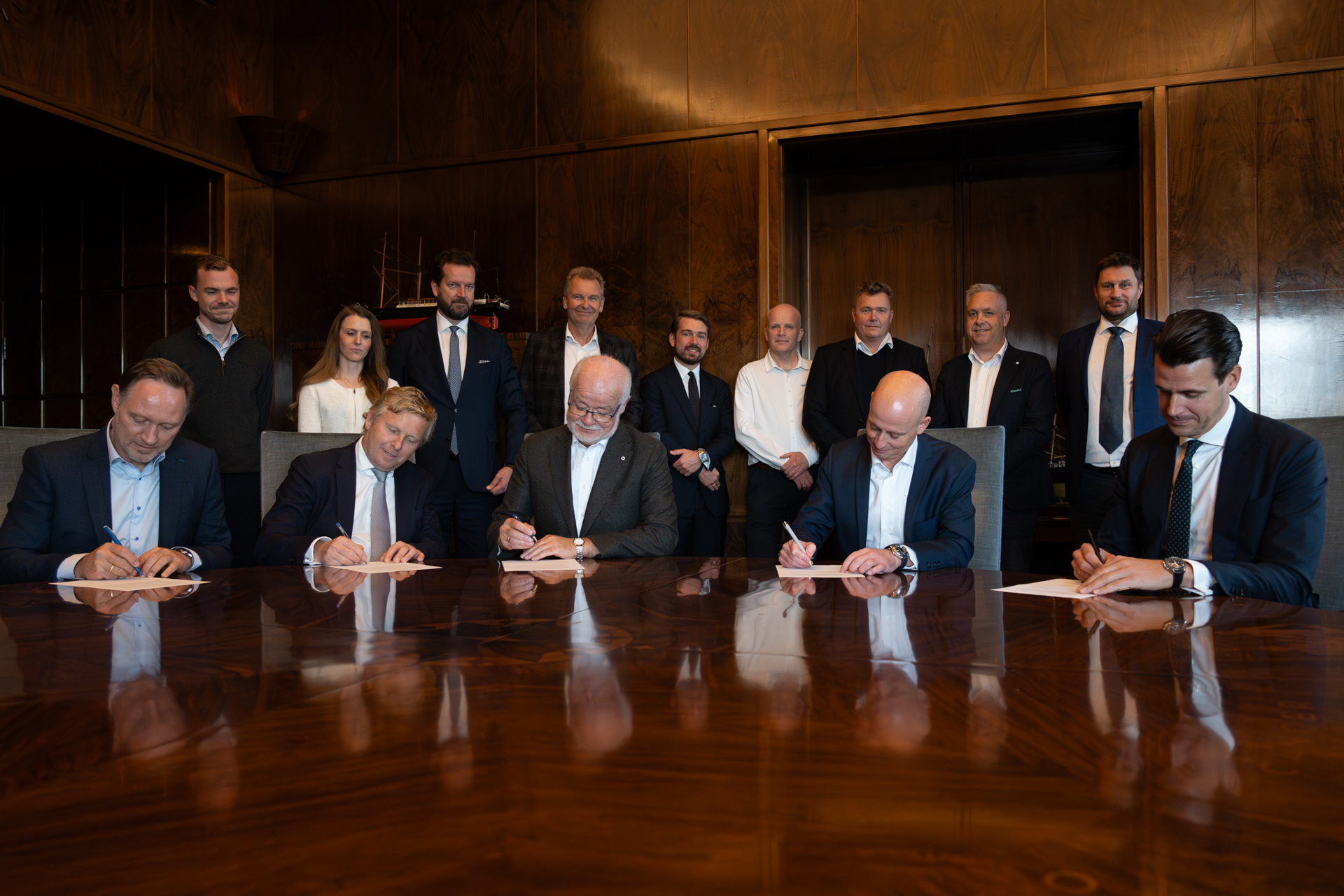 Ved bordet fra venstre: Stål Heggelund fra Norsk Industri, Magne Andersen fra Nordisk Skibsrederforening, Asle B. Strønen fra Norske Skipsverft, Thomas Aa. Rasmussen fra Norges Rederiforbund og Morten Valen Eide fra Wikborg og Rein signerte i dag standardkontrakten SHIP25. 