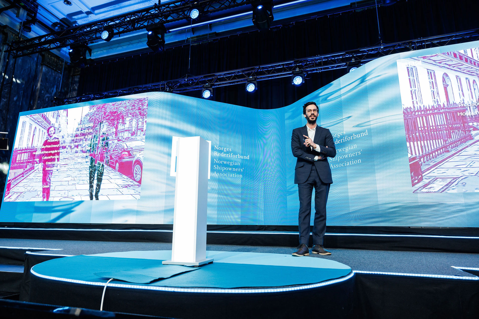 carl miller foredrag om AI på scenen under årskonferansen 2024