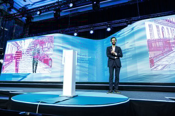 carl miller foredrag om AI på scenen under årskonferansen 2024