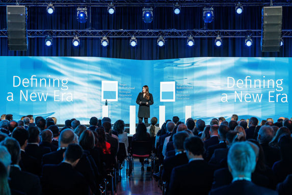 Cecilie Myrseth på scenen under årskonferansen 2024, defining a new era, sett fra publikum
