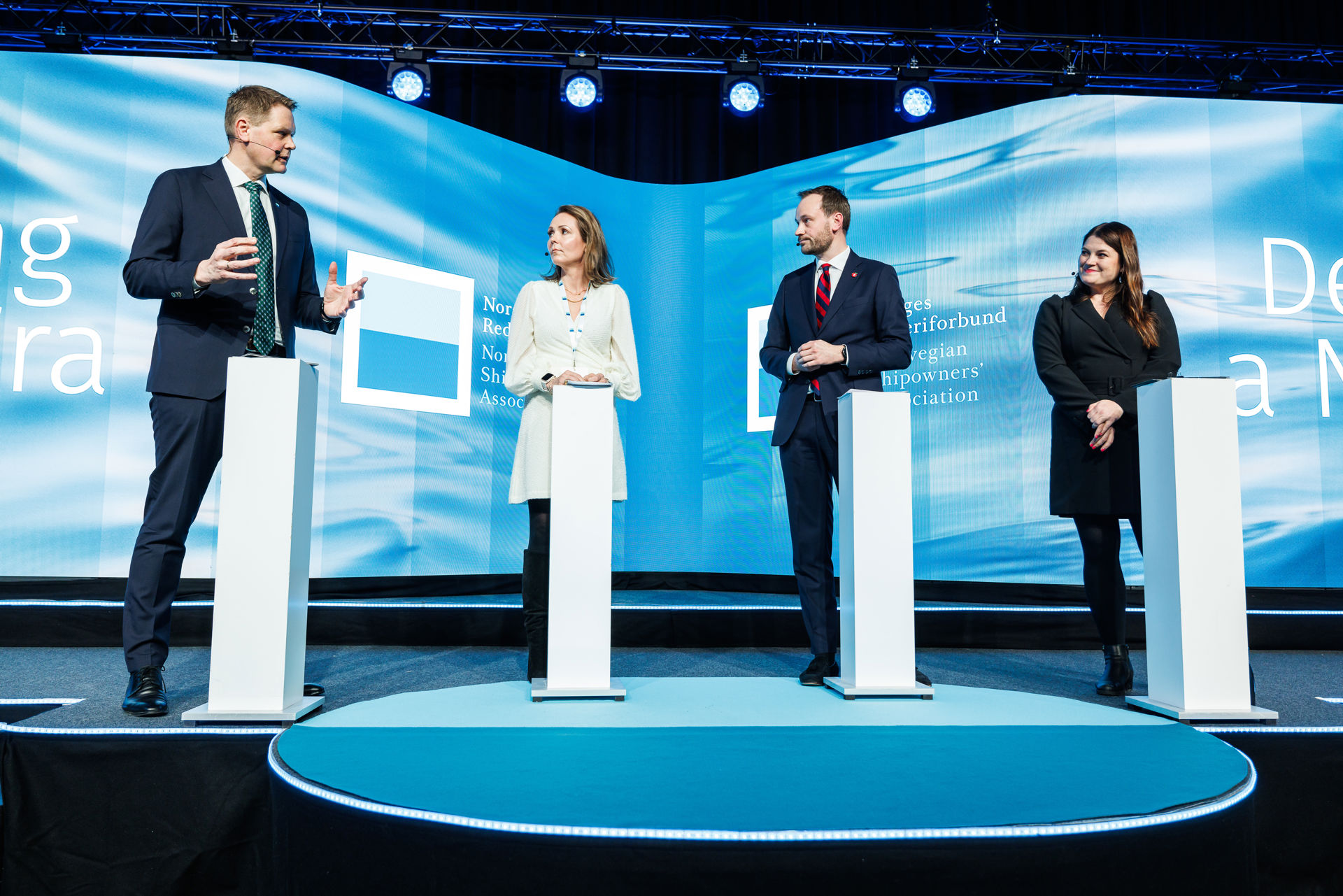 politikerpanel på scenen under årskonferansen 2024. Fra venstre: Harald Solberg, Linda Hofstad Helleland og Cecilie Myrseth