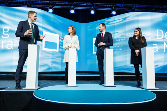 politikerpanel på scenen under årskonferansen 2024. Fra venstre: Harald Solberg, Linda Hofstad Helleland og Cecilie Myrseth