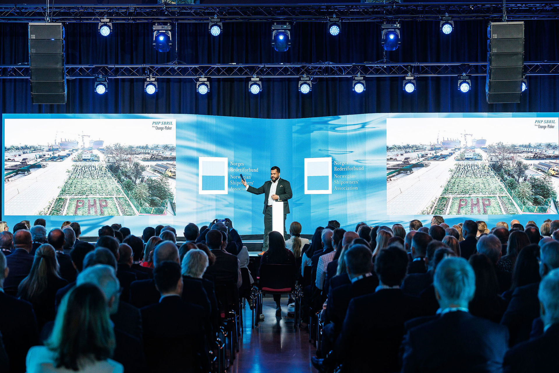 Mohammed Zahirul Islam på scenen under årskonferasen 2024, sett fra bakerste rad, med mye publikum foran 