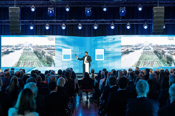Mohammed Zahirul Islam på scenen under årskonferasen 2024, sett fra bakerste rad, med mye publikum foran
