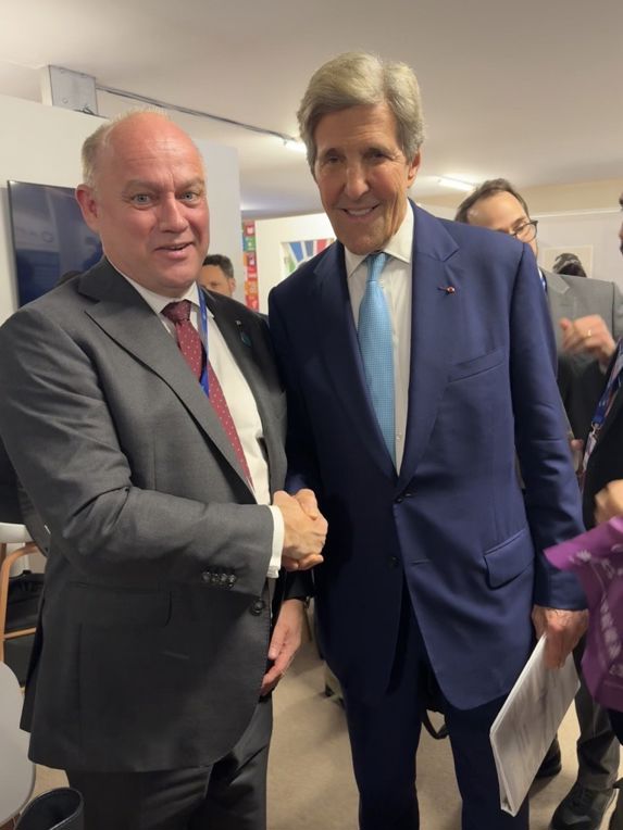 Andreas Enger håndhilser på John Kerry, USAs spesialutsending på klima