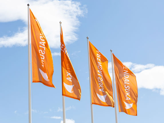Oransje flagg som promoterer Arendalsuka 