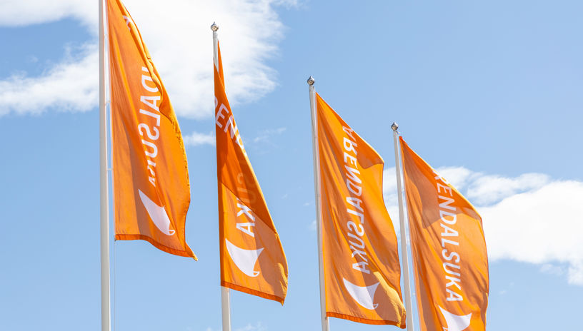 Oransje flagg som promoterer Arendalsuka 