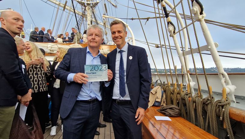 Ordfører Are Karlsen (tv) mottok prisen for Årets maritime kommune på vegne av Horten kommune. Sjøfartsdirektør Knut Arild Hareide delte ut prisen. 