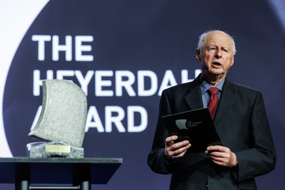 alt="Thor Heyerdahl Jr. presenting the Heyerdahl Award at the annual conference in 2023"