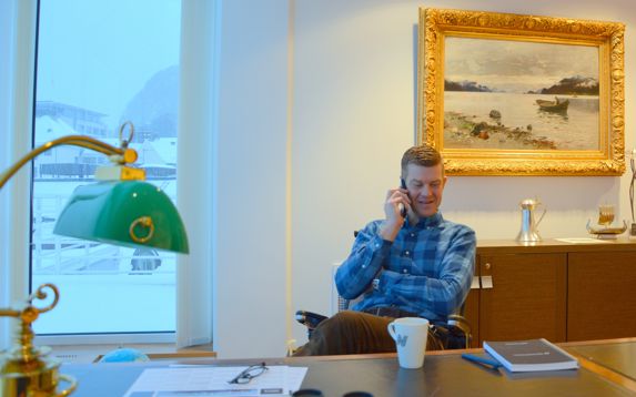 Svein Leon Aure, adm. direktør i Norwind Offshore i telefonen på kontoret