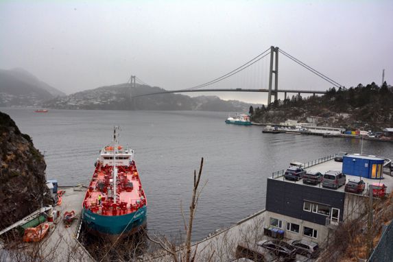 Like under Askøybroa ligger Bergen Tankers' base med kontor, kai og lager.  – Det er viktig med lav terskel mellom sjø og land, sier daglig leder Kjell Olav Haugland. Foto: Torill Myren