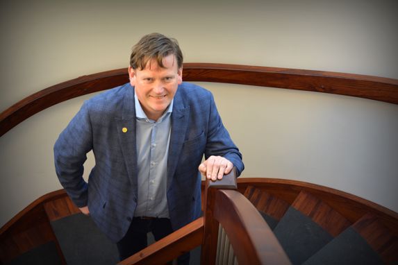 alt="Kjell Olav Haugland, administrerende direktør i Bergen Tankers avbildet i en trapp. "