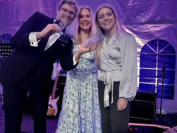 Erlend Holberg i YoungShip overrekker pris til Heidi Kaspara Kilemo under YoungShips 20 årsjubileum