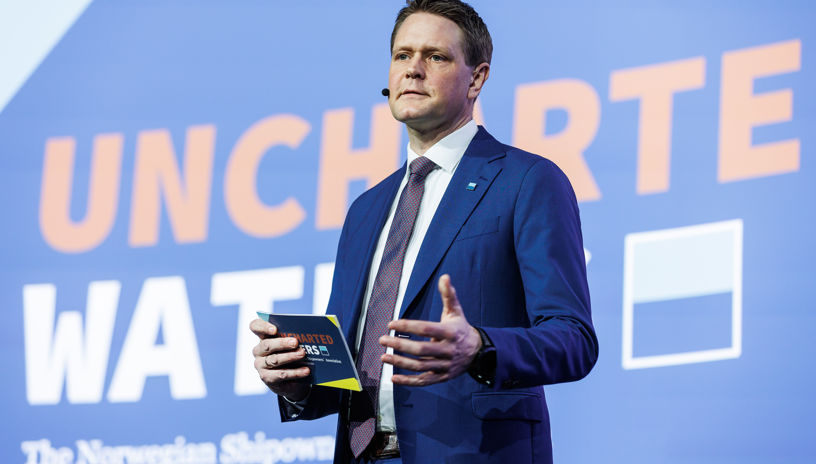 Harald Solberg på scenen under årskonferansen 2023.