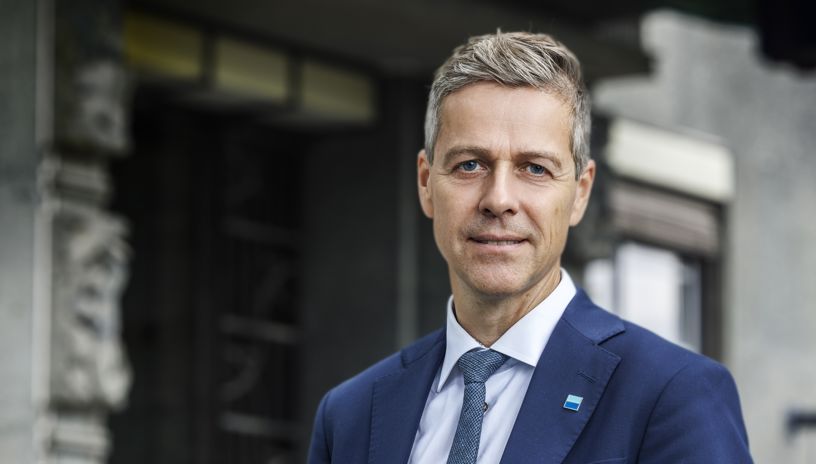 Knut Arild Hareide i dress og slips utenfor hovedinngangen til Rederiforbundet