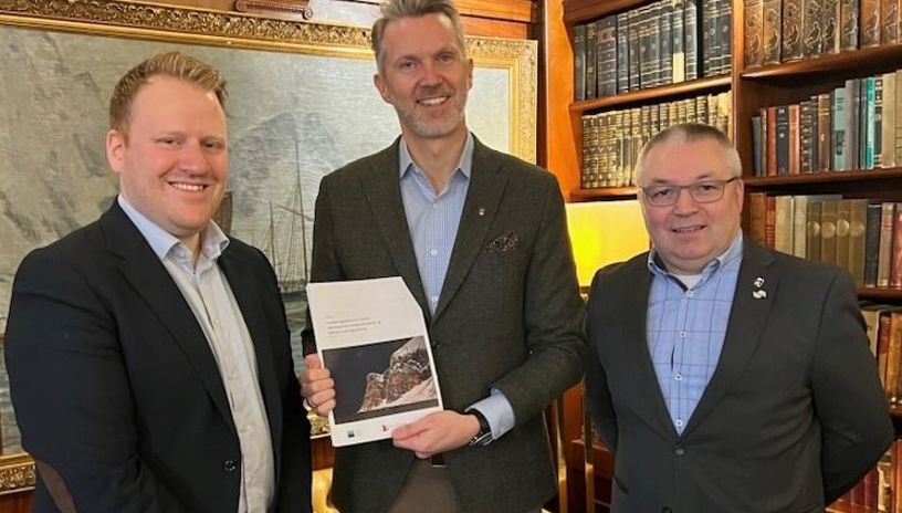 Politisk rådgiver John Anders Lindtveit Røse, kystdirektør Einar Arset og Norske Havner 