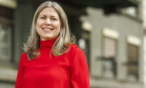 Portrett av Helene Tofte i rød genser