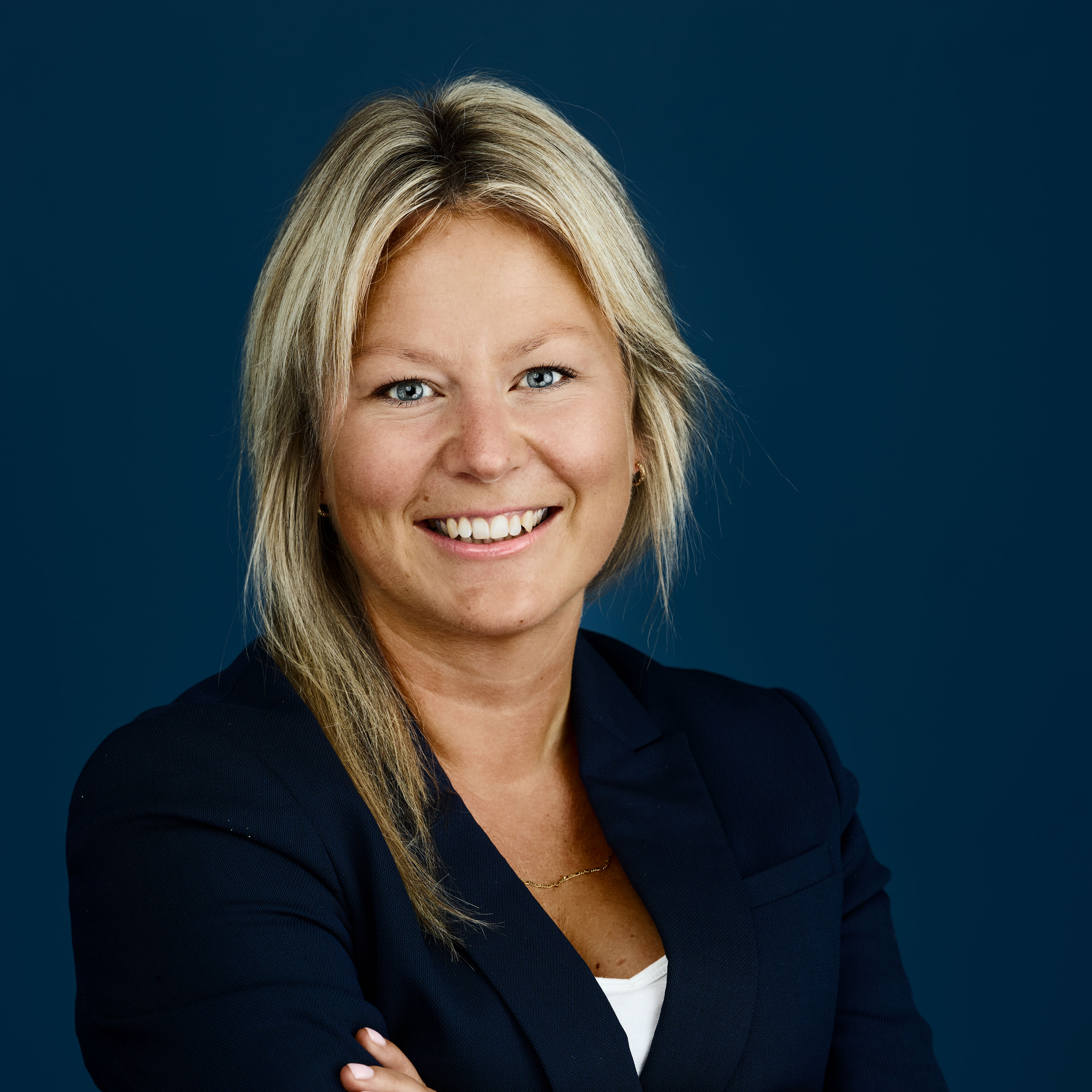 Portrait of Marte Ziolkowski against a dark blue backdrop