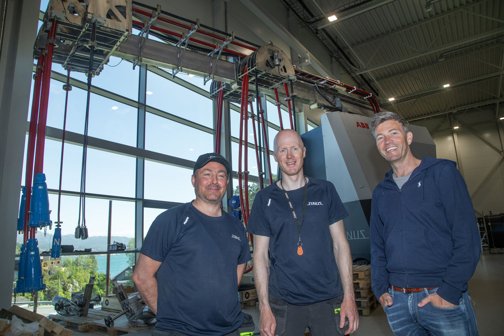 Zinus kobler skip på landstrøm, her monteres leveranse til Portsmouth. Fra venstre: Gunnar Jansen, Dagfinn Teigland og Bjørn Sturle Hillestad.