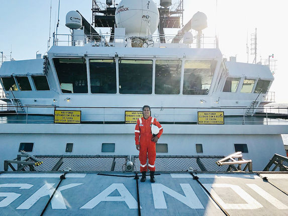 Debora Ferreira på  dekket til Skandi Salvador. (foto: privat) 