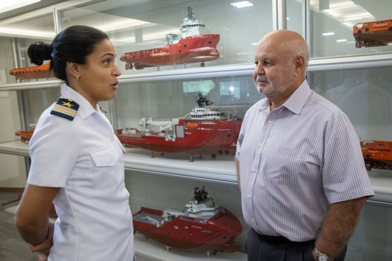 Bergensrederiet DOF har solid fotfeste i Brasil. Kaptein Débora Ferreira og daglig leder Mario Fuzetti foran deler av offshoreflåten deres i miniatyr.