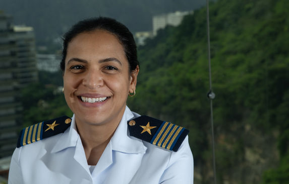 Portrett av kaptein Débora Ferreira