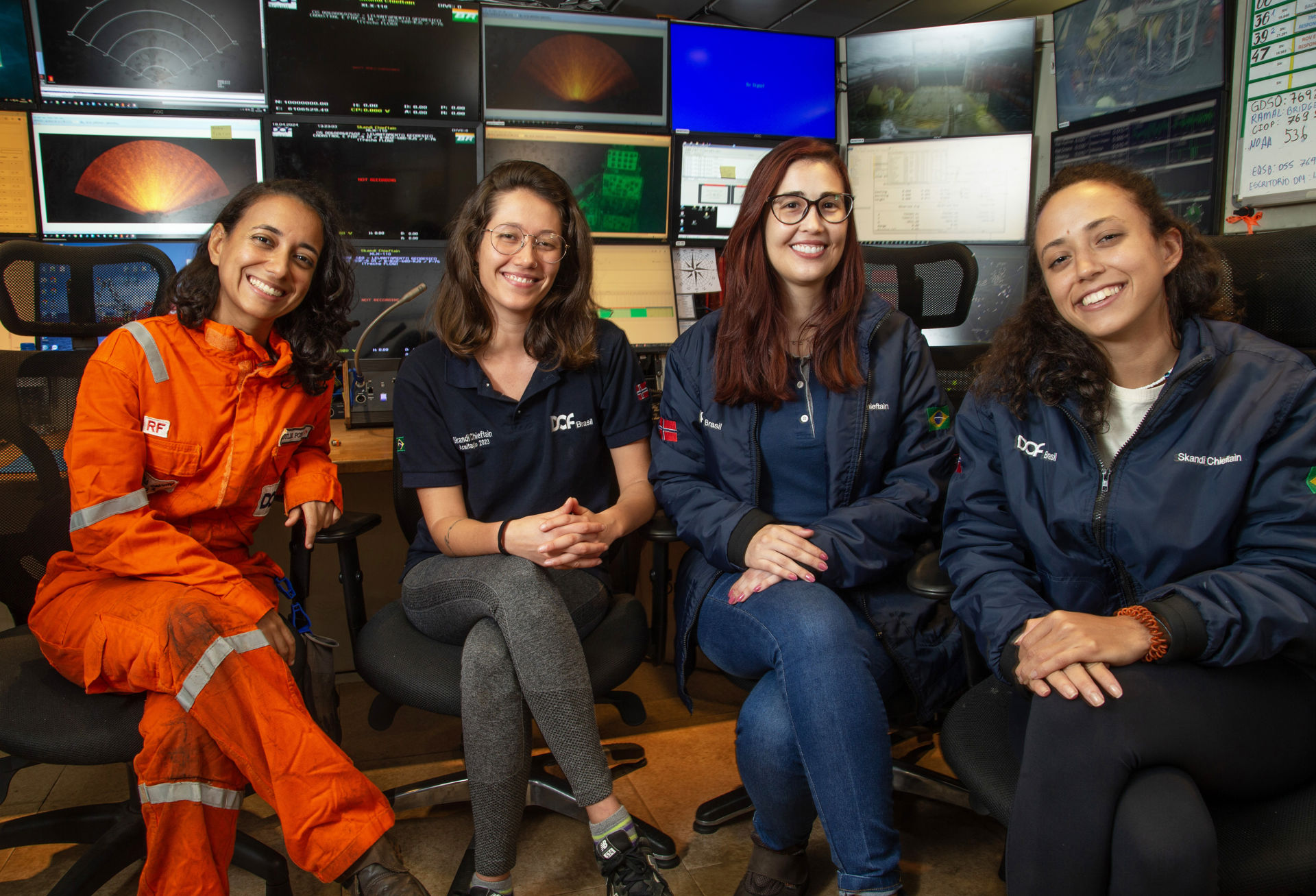 alt="Survey-teamet om bord på "Skandi Chieftain", fra venstre Julia Porto, Walkiria Salvadori, Raiane Rintielle og Ana Livia Coelho Neto. Foto: Håvard Solerød"