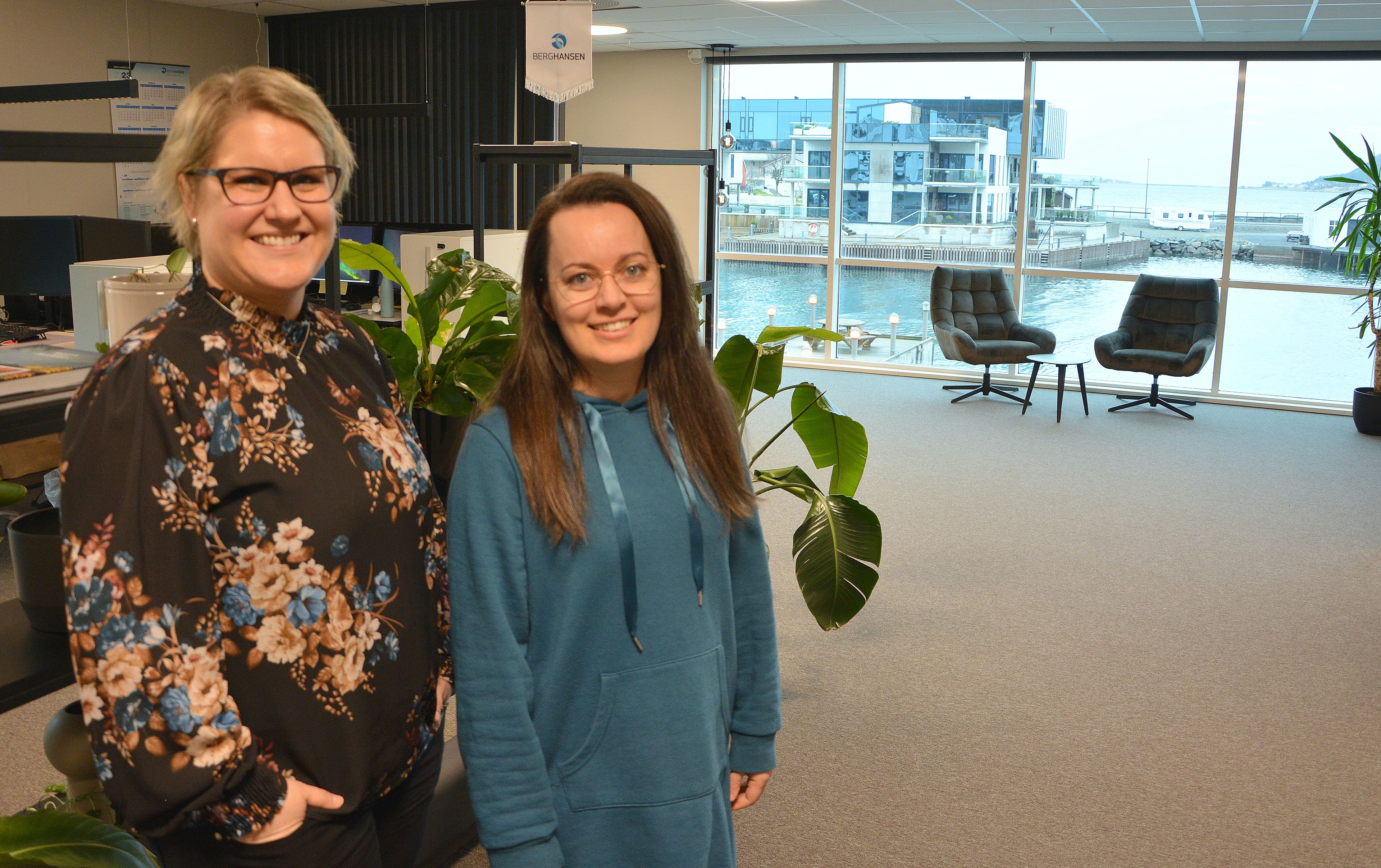 De store rederiene gjør at Fosnavåg er et stort nok marked til at Berg-Hansen kan ha en egen avdeling her med sju, åtte ansatte. Noen av dem er f.v.: Oddhild Skorpen og Irene Skoge Remøyholm.  Foto: Torill Myren