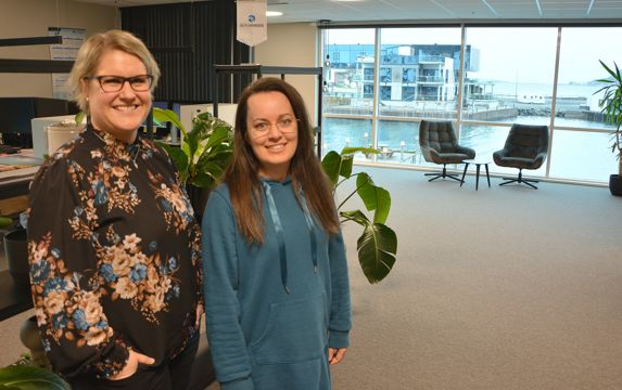 De store rederiene gjør at Fosnavåg er et stort nok marked til at Berg-Hansen kan ha en egen avdeling her med sju, åtte ansatte. Noen av dem er f.v.: Oddhild Skorpen og Irene Skoge Remøyholm.  Foto: Torill Myren
