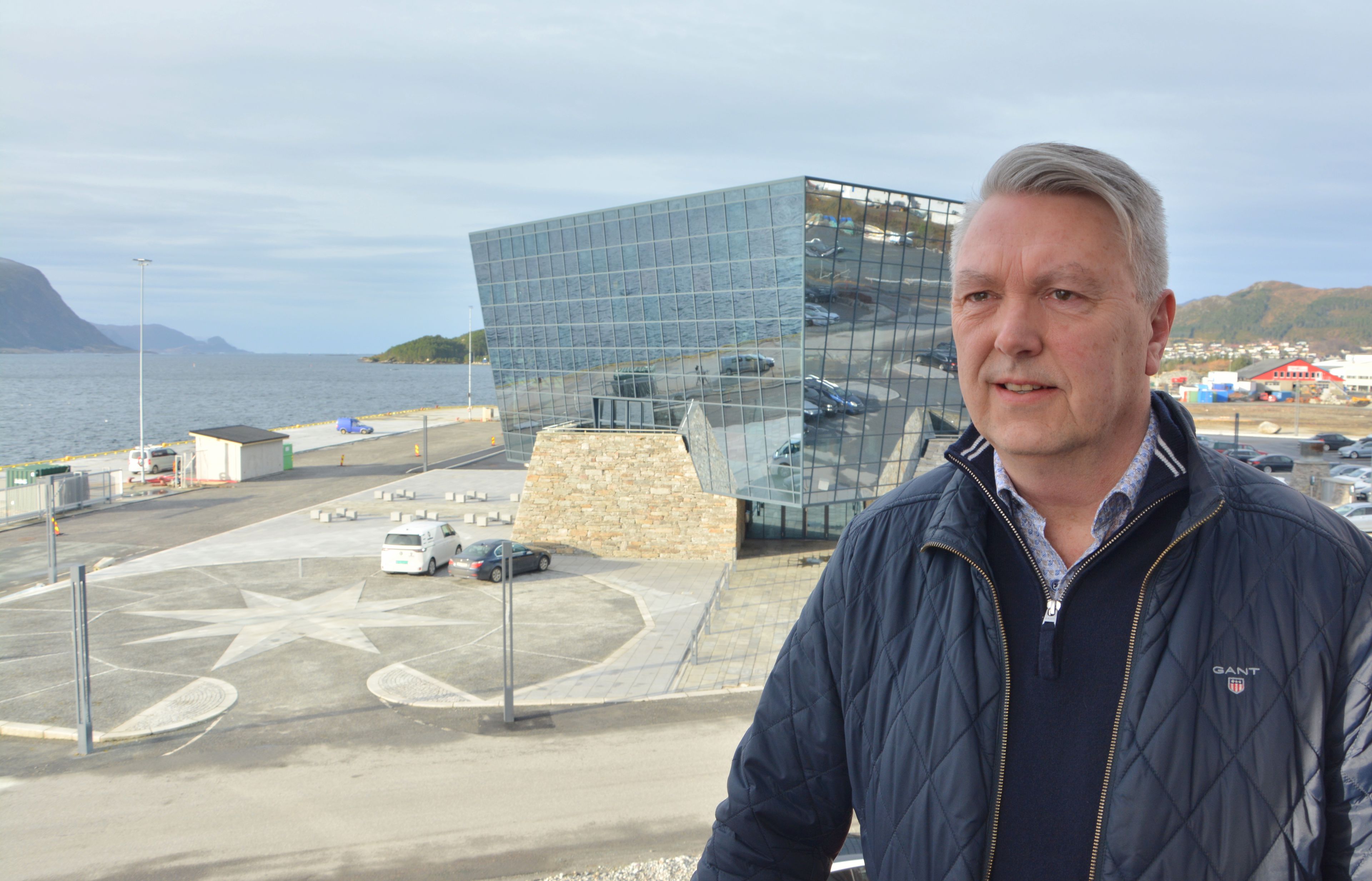 - Det er her mye skjer og det er her vi er tett på kompetansen for å drive rederi og utvikle tonnasjen, sier Bjørn Remøy, daglig leder i Bourbon Offshore Norway, som har hovedkontoret til Havila Shipping og Havila Kystruten rett over gata. Foto: Torill Myren