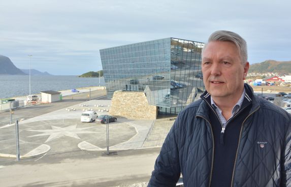 - Det er her mye skjer og det er her vi er tett på kompetansen for å drive rederi og utvikle tonnasjen, sier Bjørn Remøy, daglig leder i Bourbon Offshore Norway, som har hovedkontoret til Havila Shipping og Havila Kystruten rett over gata. Foto: Torill Myren
