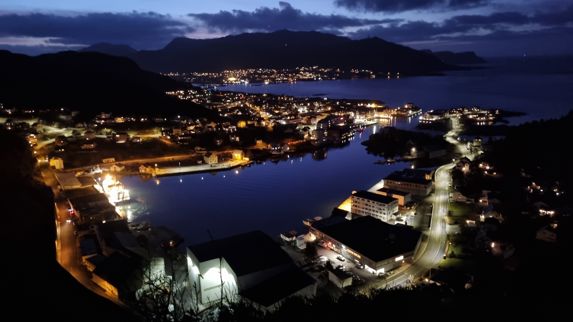 Fosnavåg betyr «lun havn» og med dette naturgitte utgangspunktet lever folk i kommunen av havet og for havet.  Foto Torill Myren