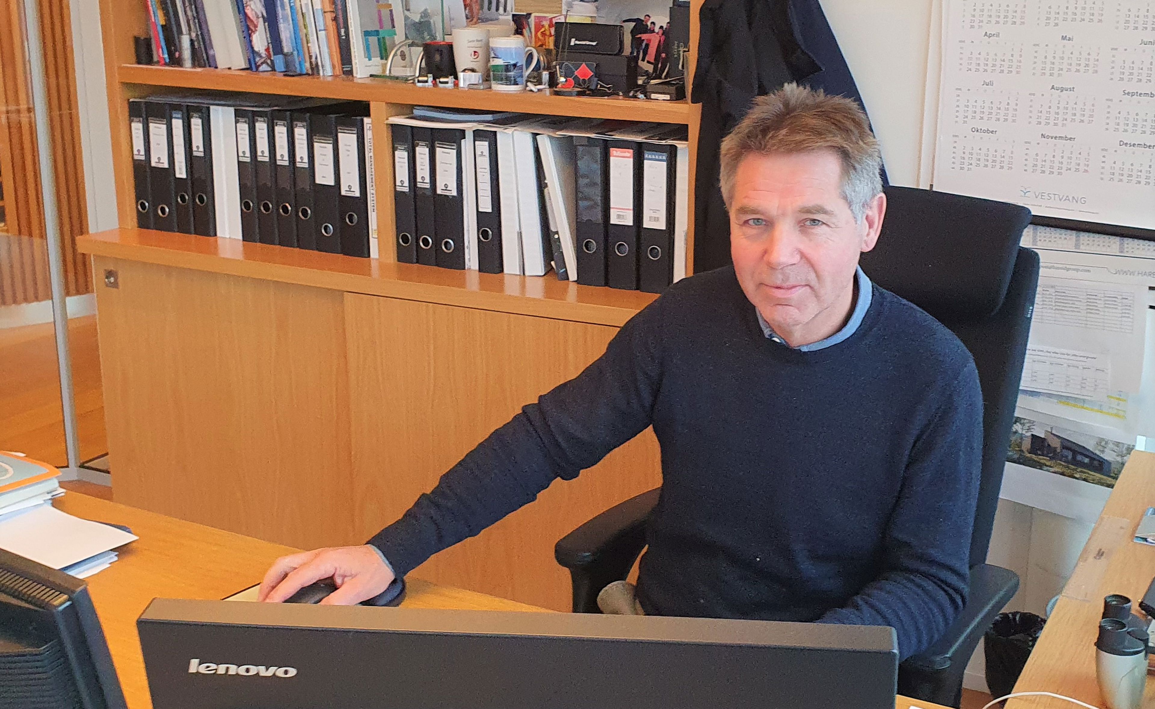 Styreleder i Herøy Næringsforum, Svein Rune Smådal, sier flere store felles-goder i kommunen ikke hadde vært mulig uten bidrag fra og samarbeid med de store rederiene i kommunen.  Foto: Torill Myren