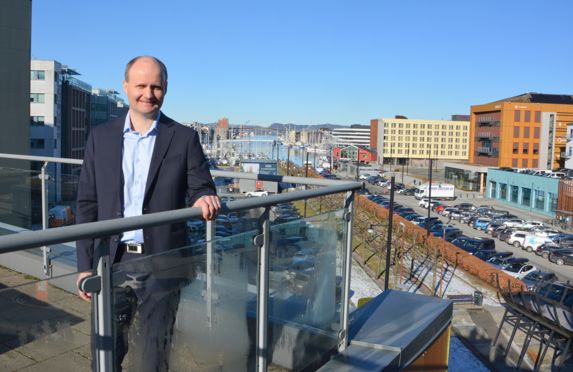 Einar Ytredal på kontorets takterrasse. 