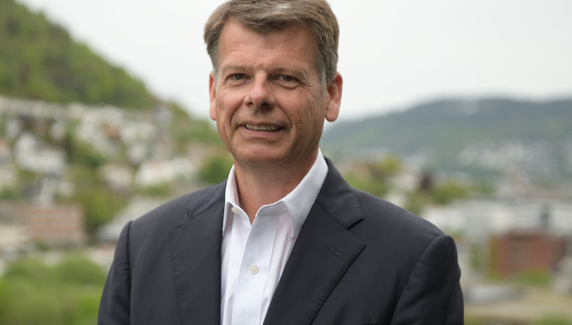 portrett av Harald Fotland med Bergen i bakgrunnen 
