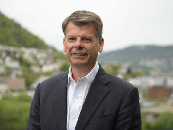 portrett av Harald Fotland med Bergen i bakgrunnen 