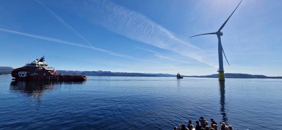 dof-skip og havvindmølle