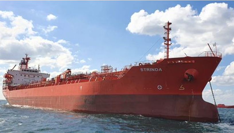 Foto av M/T Strinda, et rødt kjemikalietankskip 