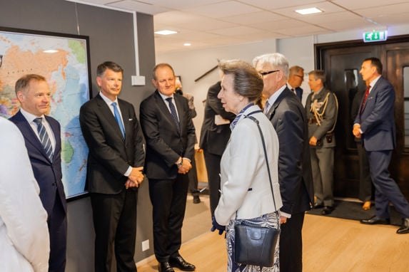 princess anne visiting DNK, group photo with among others Harald Fotland in focus