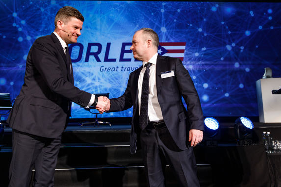 Lasse Kristoffersen presents Norled with the Heyerdahl award at the annual conference in 2019