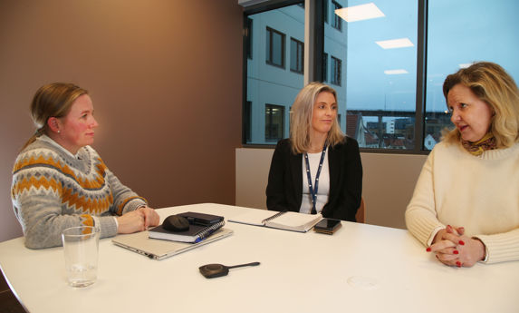 Tre kvinner rundt et møtebord hos Altera Infrastructure i Stavanger