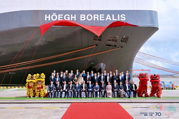 alle dåpsgjestene foran Hoegh borealis