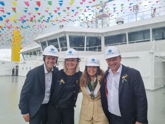 fra venstre: Knut Arild Hareide, Rederiforbundet; Lisa Haugan, Kongsberg Maritime; Liv Astrid Hovem, DNV og Andreas Enger, Høegh Autoliners AS på dekket til hoegh borealis. Over dem henger det vimpler i gult, grønt, rosa og blått