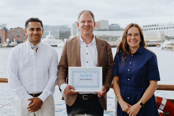 representanter for sea1 offshore tar imot utmerkelsen  årets maritime lærebedrift fra havminister marianne sivertsen næss